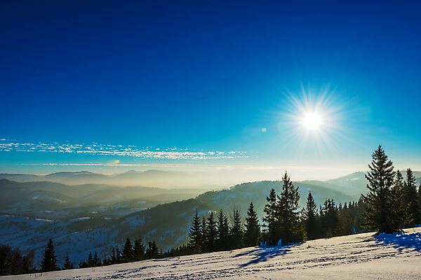 포토 JPG 해외이미지 나무 구름 유럽 여행 겨울 자연 하늘 휴가 스키 산 파노라마 풍경 사람없음 야외 파란색 태양 일출 맑음 냉동 얼음 새벽 트래킹 하이킹 추위 성장 흰색 소나무 숲 언덕 서리 북쪽 슬로프 산악지대 웅장함 절정 폭설 눈내림 가문비나무 해외포토 자연요소 식물 계절 나라 컬러 레저 날씨 겨울스포츠 스키장 눈_날씨 촬영기법 노을 자연재해 방향 생태계 파일형식 이미지허브
