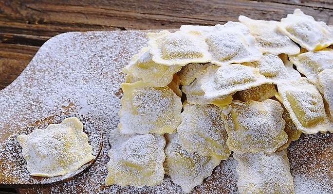 포토 JPG 해외이미지 실내 사람없음 이탈리아음식 나무바닥 밀가루 나무도마 라비올리 해외포토 바닥 도마 서양음식 내부 목재 가루 파일형식 이미지허브