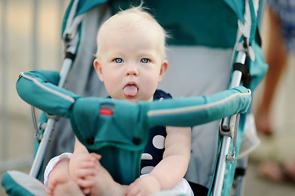 포토 JPG 해외이미지 백인 1 행복 어린이 백그라운드 의자 교통시설 놀이 관리 한명 사람 앉기 초록색 파란색 금발 기쁨 아기 도시 작음 혀 마차 유모차 돌봄 해외포토 서양인 헤어스타일 감정 교통수단 컬러 가구 교통 모션 아기용품 입 크기 시설 파일형식 이미지허브