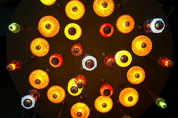 포토 JPG 해외이미지 디자인 가구 전구 유리 전등 조명 매달리기 미술 사람없음 내부 장식 빛 유행 금속 검은색 어둠 에너지 수확 골동품 등불 램프 투명 화려 클래식 고급 크리스탈 보석 천장 복고 샹들리에 빛망울 해외포토 컬러 생활용품 컨셉 농업 모션 재질 문화예술 광석 파일형식 이미지허브