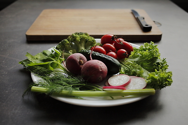 포토 JPG 해외이미지 접시 식재료 방울토마토 오이 실내 사람없음 칼 상추 브로콜리 허브 건강식 나무도마 적환무 해외포토 식물 식기 음식 토마토 채소 도마 내부 목재 무 파일형식 이미지허브