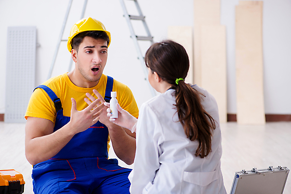 포토 JPG 해외이미지 여자 남자 노동자 실내 들기 상반신 성인 두명 앞모습 뒷모습 치료 놀람 환자 의사 약병 성인만 해외포토 직업 감정 뷰포인트 의학 모션 표정 사람 내부 약 의료진 병_담는 파일형식 이미지허브