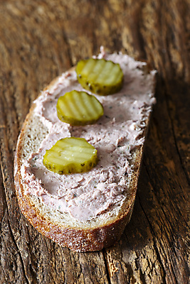 포토 JPG 해외이미지 전통 음식 빵 조각 육류 돼지고기 사람없음 목재 시골 소시지 널 허브 슬라이스 쪽파 오이피클 해외포토 나무 식물 식재료 재료 가공식품 피클 파 파일형식 이미지허브