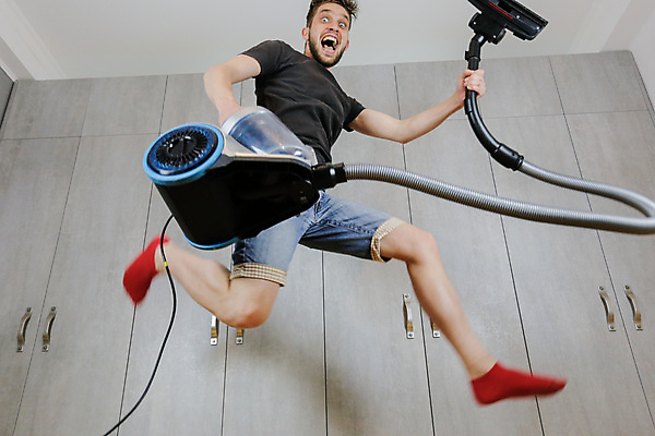 포토 JPG 해외이미지 직업 행복 가구 가사 거실 가정 남편 노동자 아파트 실내 한명 미소 내부 일상 인테리어 기계 청결 방 붓 도움 수리 위생 청소 서비스 싱글 주부 먼지 리빙 청소부 위생관리 정리함 해외포토 1 디자인 감정 생활용품 컨셉 주택 표정 관리 사람 라이프 파일형식 이미지허브