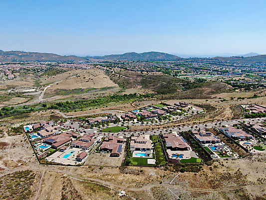 포토 JPG 해외이미지 구름 자연 하늘 지붕 부동산 산 주택 건조 풍경 잔디 사람없음 야외 초록색 도시풍경 계곡 미국 재산 큼 땅 번짐 캘리포니아 커뮤니티 이웃 대출 개발 교외 똑같은 조감도 진짜 스타일 비용 해외포토 자연요소 식물 컬러 북아메리카 건물 금융 경제 도시 크기 생태계 파일형식 효과 이미지허브