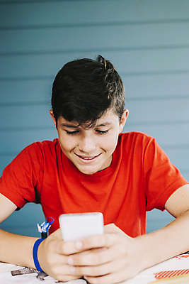포토 JPG 해외이미지 백인 모델 1 학생 라이프스타일 응시 남자 행복 이어폰 백그라운드 티셔츠 통신 모바일 주택 실내 한명 사람 앉기 소년 성인 야외 빨간색 스마트폰 핸드폰 방 사이버 무선전화기 부름 온라인 해외포토 서양인 시선 감정 어린이 컬러 음향기기 셔츠 모션 내부 건물 생활 전자제품 스마트기기 전화기 파일형식 이미지허브