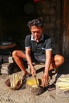 포토 JPG 해외이미지 나무 직업 전통 라이프스타일 손 디자인 남자 산업 백그라운드 곡선 자연 노동자 손잡이 한명 안전 사람 야외 건물 목재 초록색 갈색 금속 힘 장비 흰색 공구 업무 칼 자르기 대나무 질감 복고 통나무 날카로움 발리 인도네시아 내추럴 생태학 옛날 철강 톱질 해외포토 식물 1 건축물 교육 아시아 선 컬러 섬 재료 모션 재질 생활 신체부위 도구 작업 생태계 파일형식 이미지허브