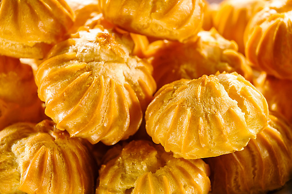 포토 JPG 해외이미지 접시 음식 디저트 사람없음 케이크 빵집 달콤 작음 설탕 굽기 크림 퍼프 프랑스어 커스터드 페스츄리 해외포토 문자 식기 빵 상점 맛 크기 구이 파일형식 이미지허브