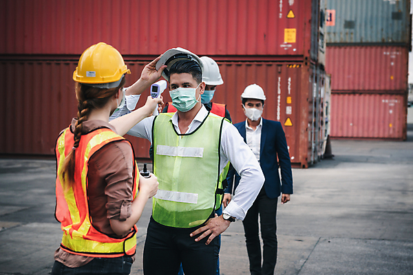 포토 JPG 해외이미지 주간 여자 남자 허리손 노동자 마스크 들기 여러명 상반신 성인 야외 앞모습 뒷모습 비즈니스맨 체온계 벗기 컨테이너 무역 무역항 무역센터 체온측정 성인만 코로나바이러스 비접촉체온계 델타변이바이러스 오미크론 해외포토 자연요소 직업 산업 뷰포인트 포즈 다수 비즈니스 모션 사람 직장인 바이러스 온도계 측정 파일형식 이미지허브