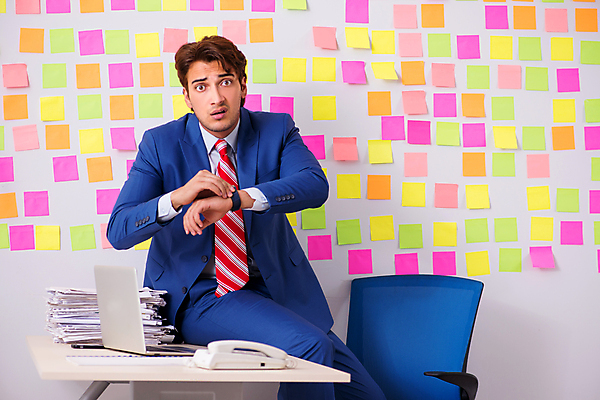 포토 JPG 해외이미지 응시 남자 컨셉 비즈니스 직장 한명 정장 상반신 성인 사무실 손들기 쪽지 업무 작업 비즈니스맨 가득함 손목시계 포스트잇 바쁨 업무과다 당황 성인남자한명만 해외포토 1 시선 옷 감정 시계 회사 장신구 모션 사람 메모지 직장인 남자한명만 성인남자만 파일형식 이미지허브