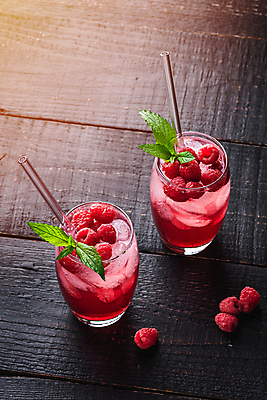 포토 JPG 해외이미지 잔 빨대 사람없음 빨간색 얼음 달콤 시원함 허브 산딸기 에이드 나무배경 해외포토 자연요소 식물 식기 음료 컬러 백그라운드 과일 맛 파일형식 이미지허브