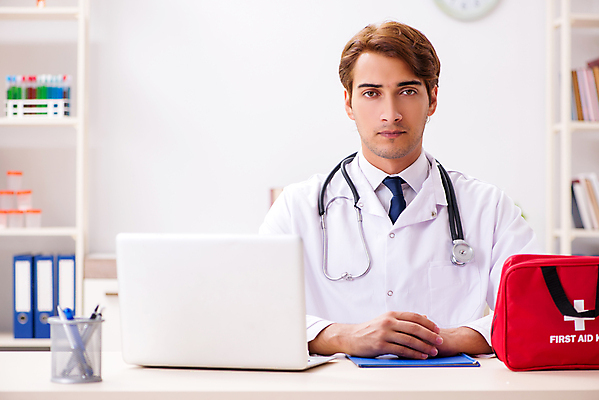 포토 JPG 해외이미지 응시 남자 실내 무표정 한명 상반신 성인 앞모습 노트북 의사 구급상자 성인남자한명만 해외포토 1 시선 감정 뷰포인트 표정 사람 내부 전자제품 의료진 의료용품 남자한명만 성인남자만 파일형식 이미지허브