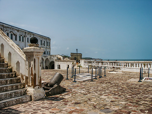 포토 JPG 해외이미지 전통 벽 바다 여행 건축양식 아프리카 자연 하늘 사람 풍경 사람없음 물 탑 검은색 총 흰색 성 역사 망토 철 무역 부식 군용 타운 대포 대서양 가나 노예 옛날 해외포토 자연요소 건축물 건축 나라 산업 무기 컬러 군대 도시 생태계 파일형식 서아프리카 이미지허브