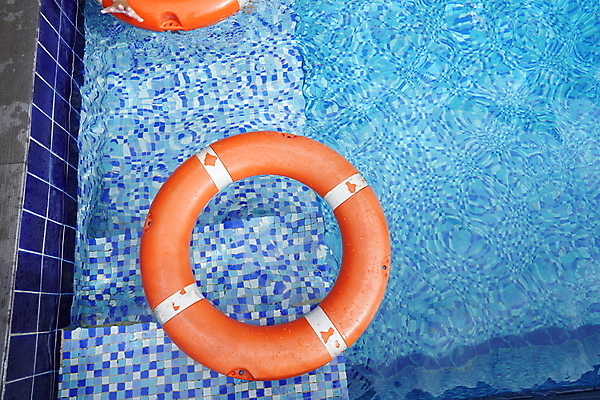 포토 JPG 해외이미지 계절 스포츠 여행 백그라운드 휴가 프레임 경비 안전 사람없음 야외 내부 빨간색 물 여름 파란색 컬러풀 장난감 수영 장비 벨트 흰색 반지 도움 원형 구출 보호 플라스틱 휴양지 보안 튜브 부표 보험 sos 구명용품 안전요원 헬프 해외포토 자연요소 도형 잡화 컬러 컨셉 장신구 재질 장소 수상스포츠 안전장비 구조요청 파일형식 이미지허브