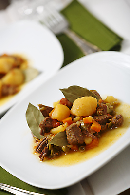 포토 JPG 해외이미지 음식 채소 감자 육류 사람없음 식사 저녁식사 당근 소고기 신선 난로 건강식 캐서롤 해외포토 식재료 뿌리채소 용기_그릇 난방기 파일형식 이미지허브