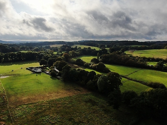 포토 JPG 해외이미지 나무 구름 영어 영국 잉글랜드 안테나 사람없음 시골 드론 해외포토 자연요소 식물 문자 유럽 통신 파일형식 이미지허브