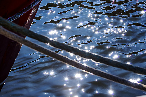 포토 JPG 해외이미지 디자인 선 밧줄 바다 항해 사람없음 물 컬러풀 태양 반사 항구 맑음 어둠 흰색 원형 어선 보트 묶기 정박 활 고정 닻 옛날 해외포토 자연요소 도형 줄 컬러 배_교통 교통시설 모션 날씨 파일형식 이미지허브