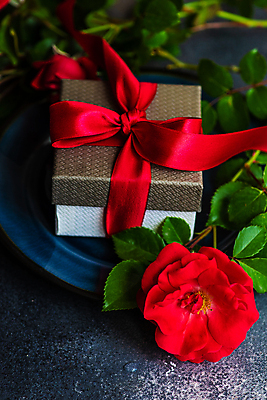 포토 JPG 해외이미지 접시 리본 잎 검은배경 사람없음 선물상자 장미 잎줄기 해외포토 식물 식기 꽃 줄기 백그라운드 선물 상자 검은색 파일형식 이미지허브