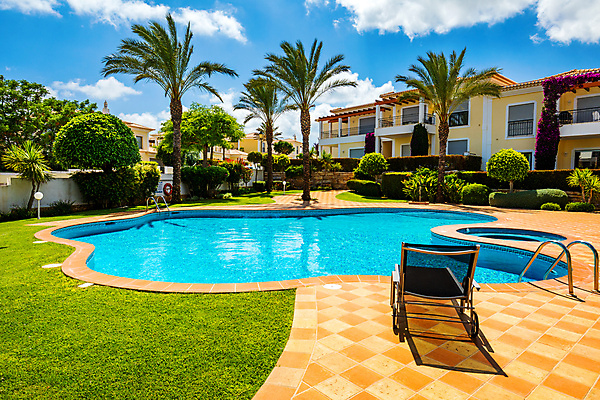 포토 JPG 해외이미지 라이프스타일 외관 건축양식 휴가 휴식 주택 수영장 손바닥 풍경 사람없음 야외 물 여름 파란색 야자수 햇빛 정원 맑음 수영 스파 고급 갑판 휴양지 선베드 교외 뒤뜰 안뜰 해외포토 자연요소 나무 손 계절 건축 컬러 컨셉 배_교통 의자 날씨 건물 생활 태양 장소 수상스포츠 파일형식 이미지허브