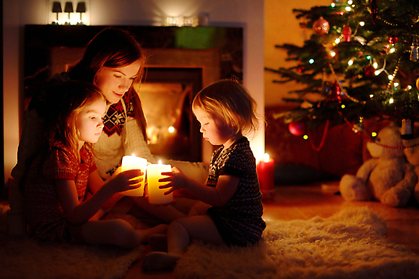 포토 JPG 해외이미지 나무 전통 디자인 계절 어린이 크리스마스 거실 가족 엄마 불 주택 함께함 실내 선물 사랑 앉기 성인 내부 장식 세명 크리스마스트리 축제 방 축하 오픈 휴게실 클래식 고급 12월 벽난로 자매 장면 리빙 걸음마 배려 해외포토 자연요소 식물 여자 기념일 감정 컨셉 관계 모션 사람 건물 날짜 파일형식 이미지허브