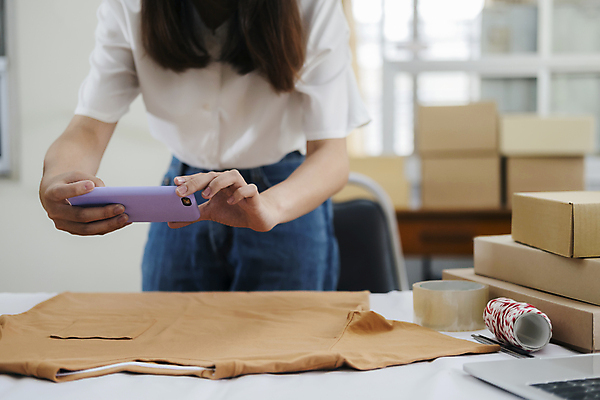 포토 JPG 해외이미지 여자 한명 들기 상반신 성인 노트북 스마트폰 쌓기 사진촬영 반팔티셔츠 택배 온라인쇼핑 택배상자 박스포장 온라인쇼핑몰 성인여자한명만 해외포토 1 티셔츠 포장 모션 사람 전자제품 핸드폰 스마트기기 쇼핑 상자 촬영 운송업 쇼핑몰 온라인 여자한명만 성인여자만 파일형식 이미지허브
