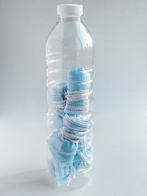 포토 JPG 해외이미지 디자인 얼굴 백그라운드 컨셉 건강 가면 안전 사람없음 세로 파란색 펼침 장비 간호사 흰색 면 바이러스 보호 질병 쓰레기 폐기물 위험 플라스틱 오브젝트 예방 감염 롤 고립 돌봄 접기 제어 중고 해외포토 컬러 의학 모션 재질 신체부위 의료진 파일형식 이미지허브