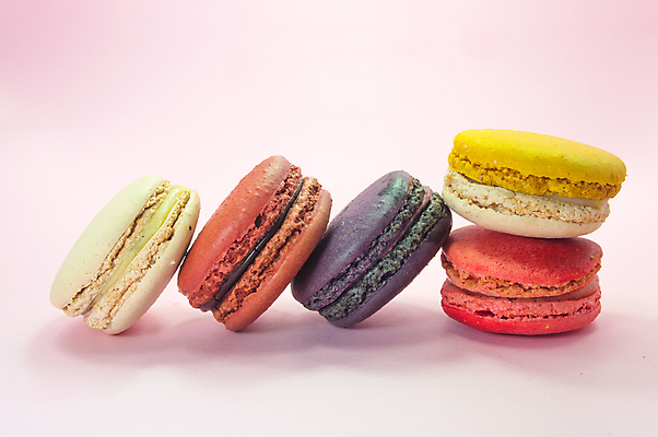 포토 JPG 해외이미지 전통 종이 커피 음식 분홍색 백그라운드 딸기 디저트 사탕 요리 사람없음 빨간색 초록색 컬러풀 갈색 노란색 쿠키 과자 케이크 탑 초콜릿 보라색 여러개 빵집 프랑스 달콤 맛 설탕 굽기 레몬 크림 산딸기 칼로리 모음 마카롱 프랑스어 전문 줄서기 페스츄리 피스타치오 해외포토 문자 건축물 유럽 음료 빵 컬러 다수 컨셉 과일 모션 한글 상점 견과류 구이 파일형식 이미지허브