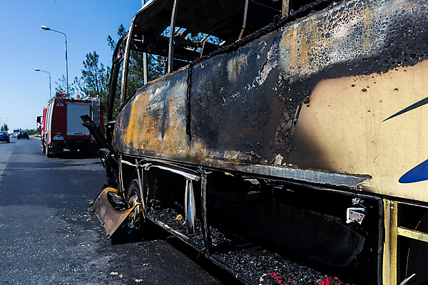 포토 JPG 해외이미지 도로 육상교통 교통시설 자동차 유리 불 버스 경고 안전 사람없음 쌓기 여행객 금속 손상 운전 긴급 도시 고속도로 수리 위험 충돌 사건 속도 공포 스크래치 모터 찌그러짐 구김 깨짐 범퍼 재앙 차고 해외포토 자연요소 길 교통수단 교통 컨셉 모션 재질 대중교통 사람 시설 파일형식 이미지허브