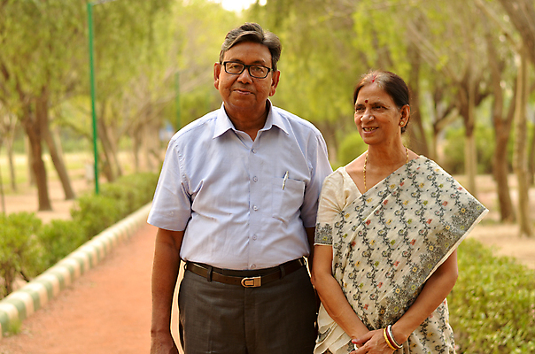 포토 JPG 해외이미지 라이프스타일 커플 공원 여자 남자 행복 컨셉 2 가족 엄마 남편 휴식 함께함 발렌타인데이 사랑 미소 사람 야외 두명 여름 도시 아내 아빠 우아함 은퇴 인도인 스마트 연금 옛날 노화 미니멀 해외포토 외국인 계절 공공시설 감정 관계 데이이벤트 표정 동양인 생활 파일형식 이미지허브