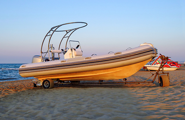 포토 JPG 해외이미지 모래 스포츠 바다 교통시설 자연 하늘 낚시 항해 경비 안전 사람없음 야외 물 파란색 장비 긴급 보트 구출 서비스 모터보트 엔진 고무 모터 해외포토 자연요소 컬러 교통 배_교통 레저 도움 보호 시설 생태계 파일형식 이미지허브