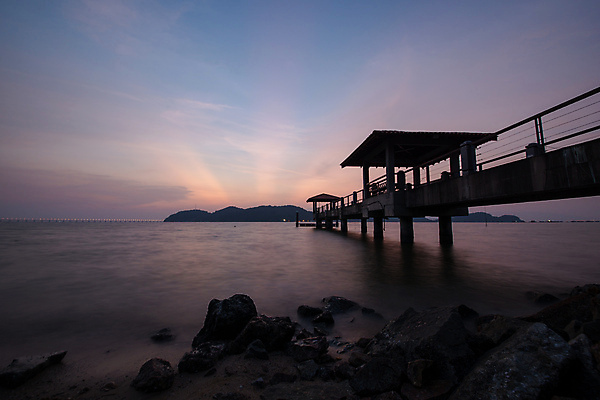 포토 JPG 해외이미지 섬 여행 자연 하늘 풍경 사람없음 야외 건물 물 관광지 태양 황혼 일몰 바위 장노출 말레이시아 명승지 해외포토 자연요소 건축물 아시아 촬영기법 노을 돌_바위 생태계 파일형식 이미지허브
