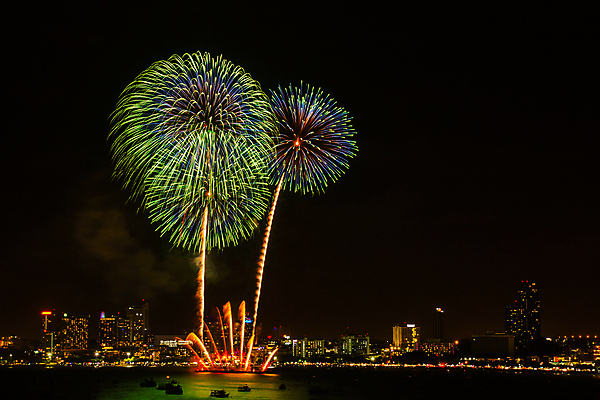 포토 JPG 해외이미지 기념일 행복 별 바다 백그라운드 크리스마스 파타야 하늘 불 추상 휴가 새로움 기념 폭죽 이벤트 사람없음 장식 빨간색 파란색 빛 강 컬러풀 파티 검은색 축제 어둠 기쁨 흰색 축하 도시 4 야간 폭발 연도 파열 강렬 광 독립 해외포토 자연요소 감정 컬러 컨셉 무늬 태국 숫자 파일형식 이미지허브