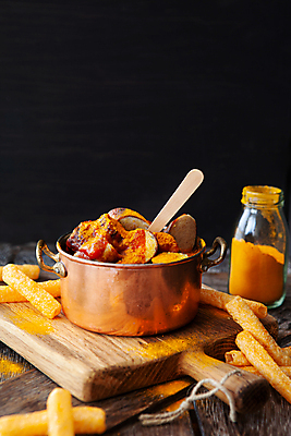 포토 JPG 해외이미지 패스트푸드 사람없음 목재 세로 튀김 수확 감자튀김 시골 뜨거움 소시지 맛 냄비 케첩 향신료 매움 레시피 카레 토마토소스 카피스페이스 해외포토 나무 음식 컨셉 농업 재료 감자 공백 소스_음식 가공식품 인스턴트 솥 향미료 파일형식 이미지허브