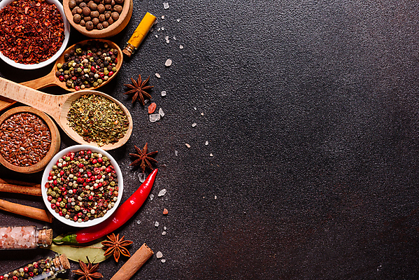 포토 JPG 해외이미지 백그라운드 잎 재료 고추 탁자 파프리카 건조 마늘 요리 씨앗 동양인 사람없음 빨간색 초록색 컬러풀 주방 숟가락 검은색 어둠 양념 조미료 사발 고수 맛 가루 인도인 허브 메뉴 유기농 매움 아로마 소금 향 레시피 후추 카레 생강 바질 로즈메리 시나몬 강황 해외포토 외국인 식물 웰빙 음식 컬러 가구 컨셉 채소 식재료 수저 인종 사기그릇 향신료 향미료 파일형식 이미지허브