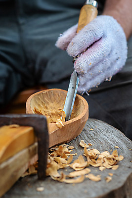 포토 JPG 해외이미지 전통 손 디자인 조각 크리스마스 프레임 관리 사람 사람없음 목재 장식 갈색 금속 숟가락 장비 수확 도구 공구 업무 시장 닫기 공예 목수 복고 만들기 목공예 라트비아 리가 솜씨 옛날 전국 조작 핸드메이드 해외포토 나무 직업 기념일 컬러 농업 재료 모션 재질 수저 북유럽 취미 신체부위 작업 파일형식 이미지허브