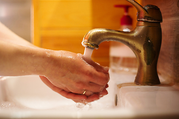 포토 JPG 해외이미지 손 어린이 신체 건강 관리 사람 사람없음 물 목욕 거품 젖음 욕실 액체 씻기 빨래 청소 싱크대 수도꼭지 비누 돌봄 위생관리 해외포토 자연요소 가사 모션 신체부위 위생용품 청결 개수대 파일형식 이미지허브