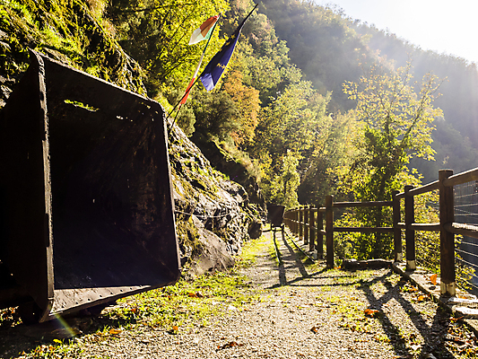포토 JPG 해외이미지 감정 지구 벽 스포츠 여행 포즈 자연 산 실내 사람 사람없음 내부 빛 어둠 탐험 바위 구멍 동굴 미술관 헬멧 위험 신비 무서움 지하 발견 내추럴 깊이 땅바닥 옛날 종유석 지질 해외포토 컨셉 바닥 돌_바위 보호장비 생태계 파일형식 이미지허브