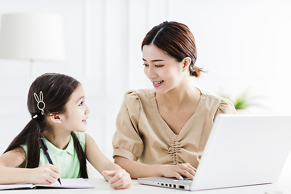 포토 JPG 해외이미지 응시 여자 교육 행복 어린이 거실 가족 모녀 수업 함께함 실내 동양인 상반신 성인 두명 앞모습 노트북 공책 책상 온라인 프리랜서 여자만 해외포토 직업 시선 딸 감정 뷰포인트 가구 컨셉 관계 엄마 문구용품 사람 인종 내부 전자제품 파일형식 이미지허브