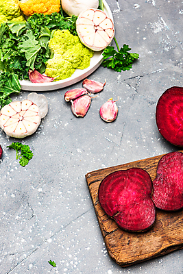 포토 JPG 해외이미지 접시 디자인 음식 백그라운드 컨셉 다이어트 채소 재료 탁자 파슬리 건강 마늘 요리 사람없음 주방 샐러드 시골 신선 시장 맛 먹기 허브 메뉴 유기농 양배추 날것 비트 채식주의자 케일 카피스페이스 비건 해외포토 식물 식기 웰빙 가구 모션 공백 채식 파일형식 이미지허브