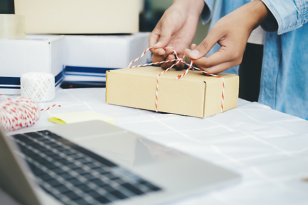 포토 JPG 해외이미지 남자 한명 성인 노트북 쌓기 실 묶기 택배 온라인쇼핑 택배상자 박스포장 온라인쇼핑몰 성인남자한명만 해외포토 1 포장 모션 사람 전자제품 쇼핑 상자 운송업 쇼핑몰 온라인 남자한명만 성인남자만 파일형식 이미지허브