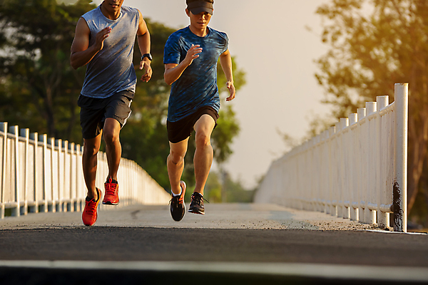 포토 JPG 해외이미지 모양 라이프스타일 남자 실루엣 도로 스포츠 포즈 백그라운드 신체 모션 건강 사람 성인 야외 두명 세트 달리기 조깅 운동 태양 일몰 경쟁 에너지 몸무게 연습 속도 달리기선수 전력질주 해외포토 자연요소 길 컨셉 교통시설 촬영기법 생활 노을 육상선수 파일형식 이미지허브