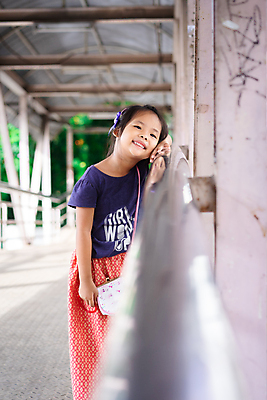 포토 JPG 해외이미지 라이프스타일 공원 여자 행복 어린이 밧줄 백그라운드 놀이 한명 사람 동양인 야외 금속 기쁨 놀이터 흥분 해외포토 1 공공시설 감정 줄 재질 인종 생활 파일형식 이미지허브