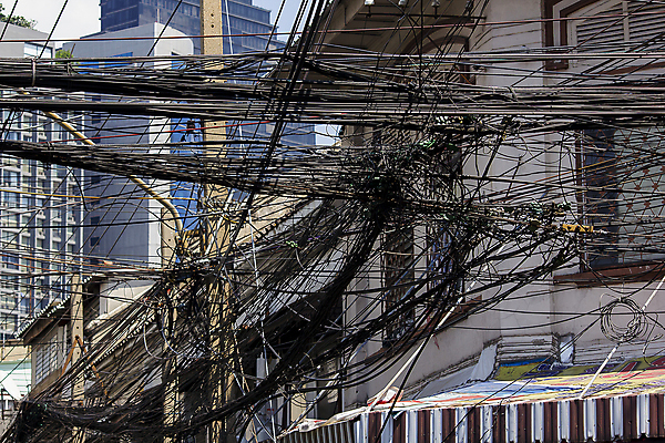 포토 JPG 해외이미지 산업 선 통신 안전 사람없음 스마트폰 햇빛 힘 에너지 정보 기둥 네트워크 코드 엉킴 얽힘 연결 위험 다발 사이버 전화기 방콕 머리위 철사 볼트 봉 유지 돛대 구식 복잡 전압 현재 혼란 공급 많음 해외포토 건축 컨셉 태국 핸드폰 스마트기기 태양 공구 파일형식 이미지허브