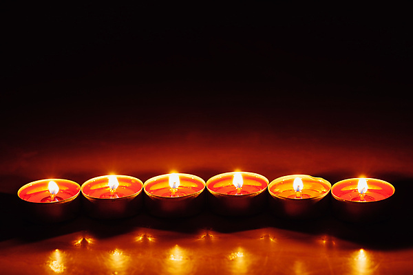 포토 JPG 해외이미지 백그라운드 촛불 불 추상 불꽃 조명 따뜻함 사람없음 장식 빨간색 빛 반사 노란색 검은색 축제 어둠 희망 축하 뜨거움 4 그룹 야간 오브젝트 연소 심지 카피스페이스 해외포토 자연요소 감정 컬러 컨셉 무늬 초 숫자 공백 파일형식 이미지허브