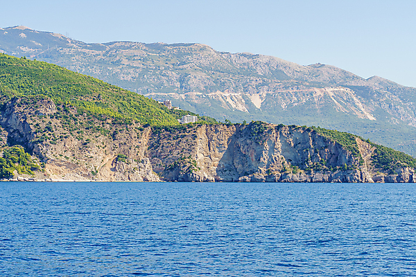 포토 JPG 해외이미지 나무 구름 바다 여행 하늘색 자연 하늘 산 풍경 경사 사람없음 야외 초록색 물 여름 햇빛 태양 반사 도시 만 보트 서핑 휴양지 노려봄 몬테네그로 생태학 석회암 터키석 수평선 해외포토 자연요소 식물 계절 교육 컬러 배_교통 표정 파란색 장소 암석 수상스포츠 보석 생태계 파일형식 이미지허브