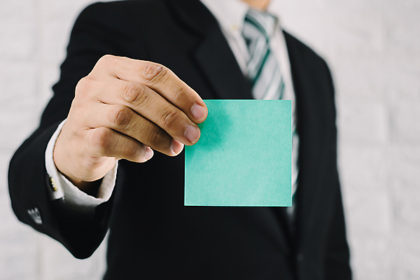 포토 JPG 해외이미지 직업 1 손 남자 종이 백그라운드 컨셉 회사 비즈니스 손가락 성공 사람 정장 사람없음 사무실 우주 검은색 쪽지 공백 흰색 잡기 업무 비즈니스맨 신용카드 이름 발표 메시지 사인 주기 신분 쇼 보여주기 마케팅 해외포토 옷 컬러 모션 신체부위 금융 작업 직장인 파일형식 이미지허브