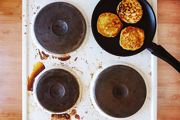 포토 JPG 해외이미지 음식 가사 가정 직장 요리 사람없음 일상 주방 식사 튀김 지성 흰색 레인지 얼룩 프라이팬 난로 굽기 팬케이크 옛날 위생관리 핸드메이드 해외포토 컬러 회사 주방용품 관리 라이프 케이크 가전제품 난방기 구이 파일형식 이미지허브