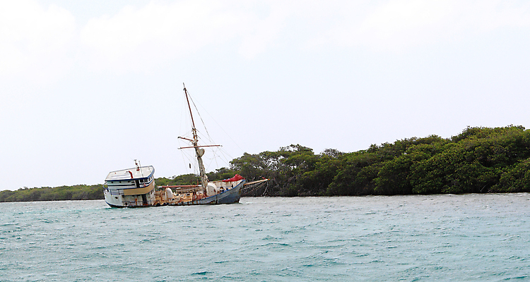 포토 JPG 해외이미지 주간 구름 바다 섬 여행 열대 항해 사람없음 야외 가로 물 탐험 수확 보트 버리기 폐허 함선 흐림 깨짐 르네상스 옛날 조난 노화 목차 해외포토 자연요소 컨셉 농업 배_교통 모션 날씨 파일형식 이미지허브