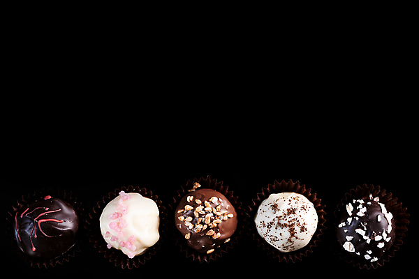 포토 JPG 해외이미지 음식 백그라운드 디저트 발렌타인데이 사탕 종류 선물 사람없음 장식 과자 초콜릿 검은색 어둠 고급 닫기 달콤 맛 유혹 설탕 스위스 묘사 모음 코코아 전문 카카오 핸드메이드 프랄린 많음 카피스페이스 어머니의날 해외포토 기념일 유럽 음료 컬러 컨셉 모션 데이이벤트 한글 공백 미국문화 파일형식 이미지허브