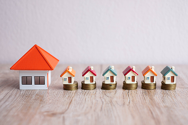 포토 JPG 해외이미지 모델 손 백그라운드 컨셉 돈 비즈니스 성공 주택 사람없음 건물 금융 경제 세일 쌓기 동전 저축 성장 흰색 잡기 절약 시장 재산 구매 계획 가격 중개인 투자 보험 대출 빚 개발 경영 렌탈 세금 진짜 해외포토 직업 건축물 컬러 모션 신체부위 쇼핑 파일형식 이미지허브